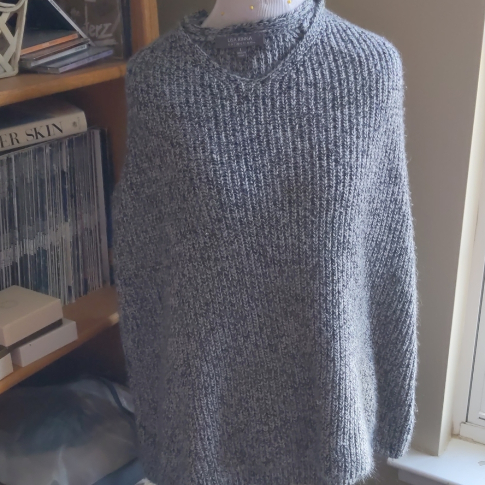 V neck sweater/ - Picture 2 of 3